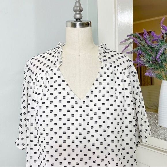 Lane Bryant V Neck Flutter Sleeve Blouse White Textured Top 18 - Picture 3 of 10